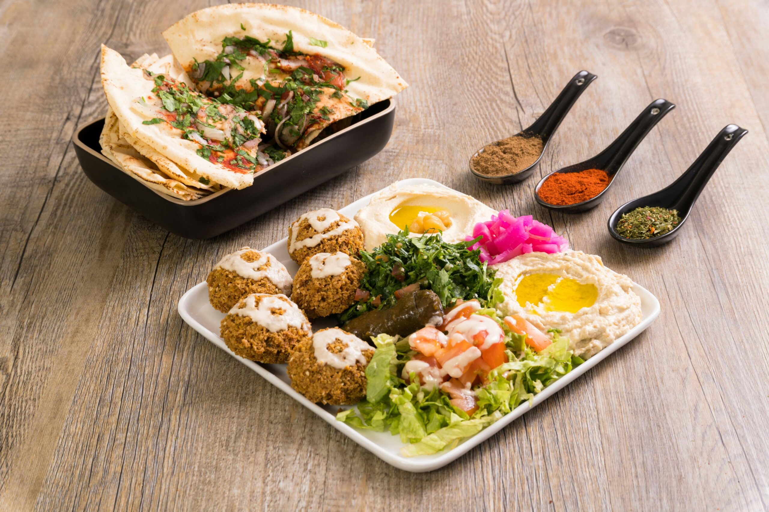 Syrische mezze met falafel, hummus, tabbouleh en pitabrood – World Wide Kitchen